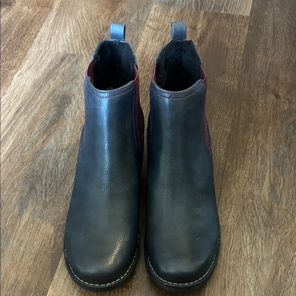 Eastland Jasmine Chelsea Boot SZ 8
New w/o tags.  Navy.
